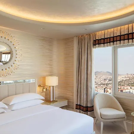 מלון Sheraton & Convention Center