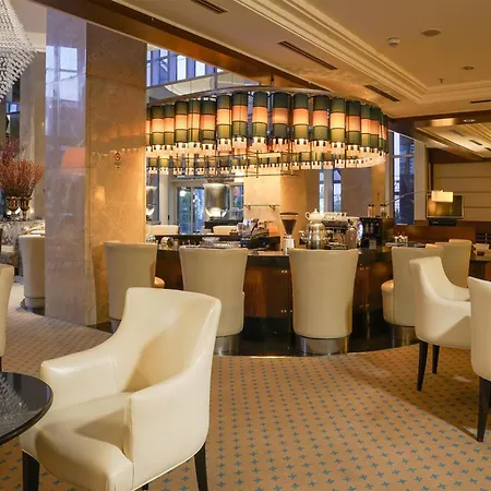 מלון Sheraton & Convention Center
